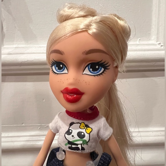 Bratz Study Abroad Cloe 2015 MGA Entertainment W/ extra shirt - Picture 4 of 9